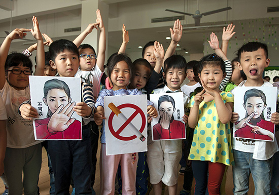 請放下手中的煙,為了孩子的“明天”!