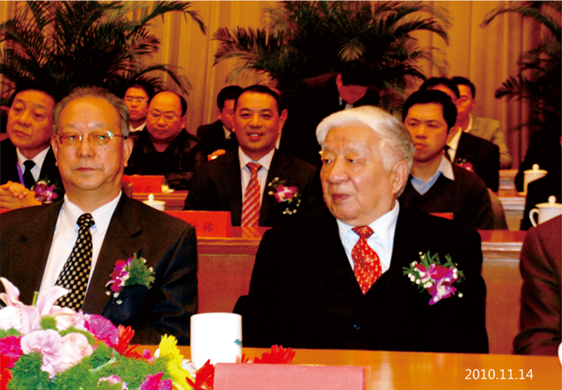 賴總以門窗行業(yè)代表身份出席在北京人民大會堂召開的“建材下鄉(xiāng)”推進(jìn)工作總結(jié)大會